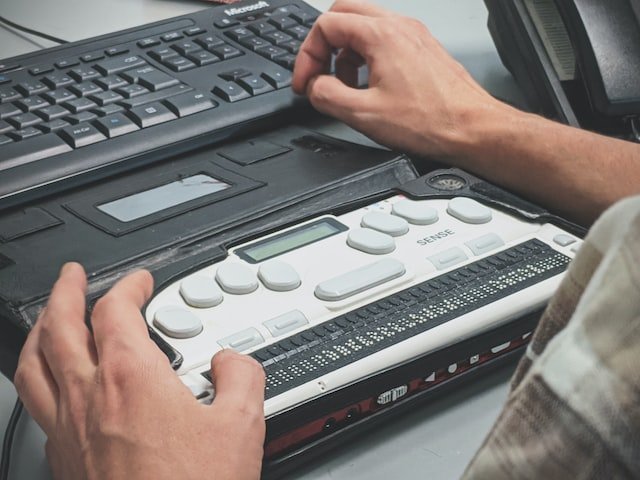 Man gebruikt een braille screenreader