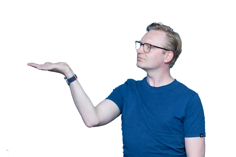 Een man kijkt naar links naar zijn handpalm die hij omhoog houdt.
