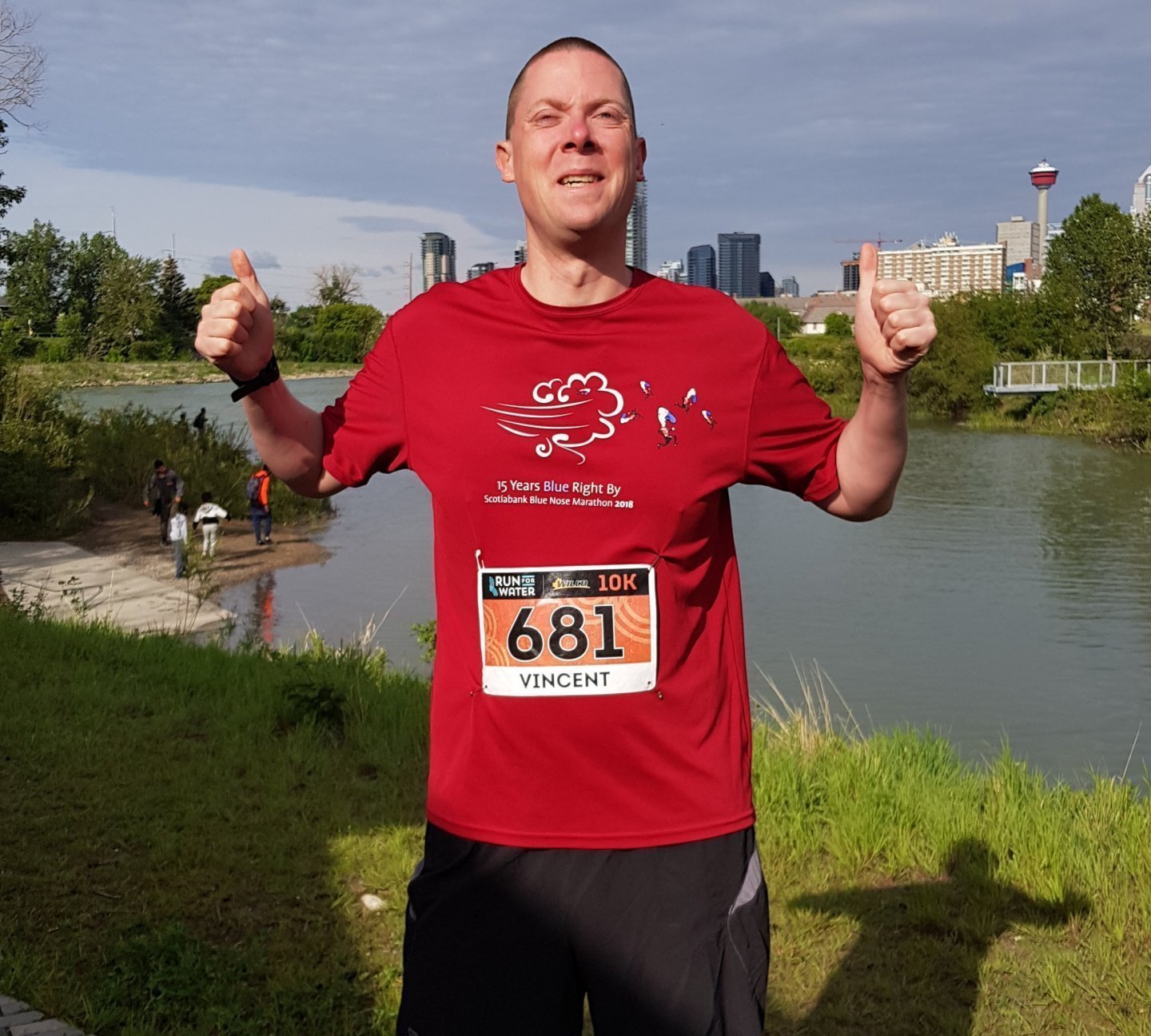 Vincent in hardloop outfit steekt zijn duimen omhoog