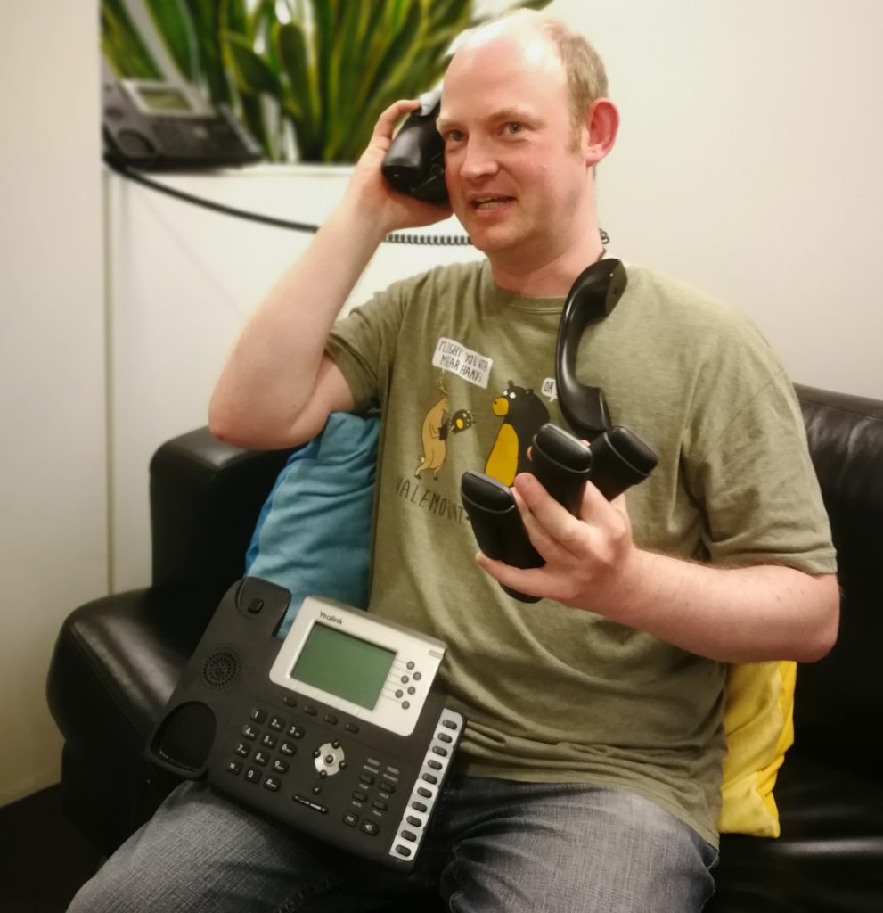 Peter Kas met telefoons in zijn handen