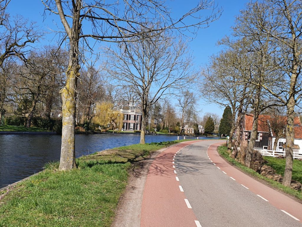 Fietspad langs een rivier